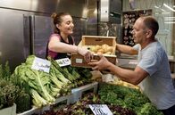 Märkte - Im Bauch von … – Tomaten und gute Laune an einem Gemüsestand auf dem Mercado Central in Valencia