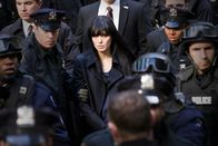 Salt – Von einem Moment zum anderen ist die CIA-Agentin Evelyn Salt (Angelina Jolie, M.) zur Staatsfeindin Nr. 1 geworden.