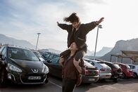 Ein Becken voller Männer – Simon (Jean-Hugues Anglade), Lola (Noée Abita)