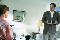 Monk – Man glaubt es nicht, aber Mr. Monk (Tony Shalhoub, r.), Sharona und Benjy (Max Morrow, l.) machen gemeinsam Urlaub. Doch dann wird Benjy zufällig Augenzeuge eines Mordes und schon ist Schluss mit Erholung ...