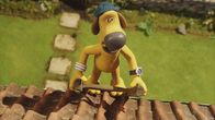 Shaun das Schaf – Bitzer klettert auf das Dach, um die Antenne des Fernsehers wieder zu reparieren.