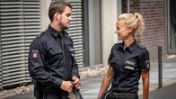 Notruf Hafenkante – Kris (Marc Barthel, l.) erzählt Franzi (Rhea Harder-Vennwald, r.) aus seiner Jugend.
