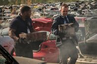 Mayday - Alarm im Cockpit – Brantford, Ontario, Kanada - NTSB Junior Investigator (gespielt von Jordan Till) und Personal (gespielt von Hintergrunddarstellern) bergen Wrackteile von der Absturzstelle des Emery Worldwide Flight 17 (Cineflix 2017/Panagiotis Pantazidis)