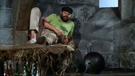 Astrid Lindgren:: Pippi Langstrumpf – Pippi Langstrumpfs "armer Papa" (Beppe Wolgers) ist von Seeräubern gefangen genommen worden und muss nun bei Wasser und Brot darben, bis er das Geheimnis des vergrabenen Schatzes preisgibt.