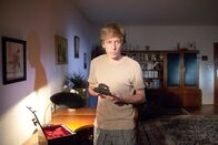 Polizeiruf 110 – Lennart (Philipp Kubitza) nimmt sich die Waffe seines Vaters.