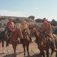 Dreckiges Gold – v.li.: Lane (John Wayne), Mrs. Lowe (Ann-Margret), Jesse (Ben Johnson)