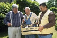Löwenzahn Classics – Das Uhuweibchen, das sich in Paschulkes (Helmut Krauss, l.) Garten verirrt hat, hat einen gebrochenen Flügel. Es muss unbedingt in die Tierklinik. Peter Lustig (M.) und der Tierarzt (Aykut Kayacik, r.) sind froh, dass sie es gefunden haben.