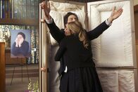 Scrubs - Die Anfänger – J.D.s Vorstellung: Elliott (Sarah Chalke, vorne) verabschiedet sich von J.D. (Zach Braff, hinten) ...