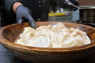 Küchen der Welt – Chinkali sind eine georgische Spezialität: Die traditionellen Teigtaschen werden einfach mit den Fingern gegessen.