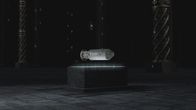 Strangest Things – Die Fledermausbombe sieht aus wie eine herkömmliche Bombe und ist etwa eins Komma fünf Meter hoch. Anders als bei anderen Bomben ist ihr zylindrischer Körper mit winzigen Löchern versehen.