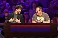 Wer weiß denn sowas? – Rateteam-Kapitän Elton (r.) mit dem Sänger Luca Hänni (l.).