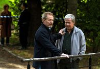 Håkan Nesser: Das vierte Opfer – Kommissar Van Veeteren (Sven Wollter, rechts) trifft seinen alten Freund und Kollegen Roland Bausen (Lars-Erik Berenett) wieder, der gerade mit Ermittlungen beschäftigt ist.