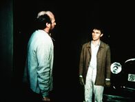 Die Waltons – John-Boy (Richard Thomas, r.) braucht dringend einen fahrbaren Untersatz. Er verhandelt mit Hyders (Ed Lauter, l.), der einen gebrauchten Wagen anzubieten hat.