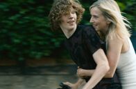 Im letzten Sommer – Anne (Léa Drucker) und ihr Stiefsohn Théo (Samuel Kircher) kommen sich näher.