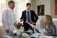 In aller Freundschaft – ARD/MDR IN ALLER FREUNDSCHAFT - FOLGE 683, "Fauler Zauber" Uhr im ERSTEN. Dr. Roland Heilmann (Thomas Rühmann, li.) beschwert sich bei Sarah Marquardt (Alexa Maria Surholt, re.) über die zeitliche Belastung durch die aufwändige Dokumentation seiner Arbeit. Clemens Manthey (Max König, mi.) bietet daraufhin an, ihm als Assistent zur Seite zu stehen, was besonders Sarah freut, denn dadurch kann sie Roland perfekt kontrollieren.