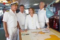 Das Traumschiff – Mit Hilfe von Beatrice (Heide Keller, 2.v.r.) versucht Oskar (Harald Schmidt, r.), Kapitän Burger (Sascha Hehn, l.) sein Missgeschick zu beichten. Dr. Sander (Nick Wilder, 2.v.l.) hört zu.