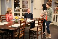 Last Man Standing – v.l.) und Vanessa (Nancy Travis, l.) ein ...