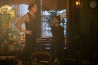 Sherlock & Daughter – Sherlock Holmes (David Thewlis, l.) und Amelia Rojas (Blu Hunt, r.)