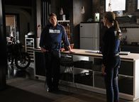Castle – Beckett (Stana Katic, r.) befindet sich in großer Gefahr, denn sie steht auf einem versteckten Auslöser einer Bombe und wenn sie sich auch nur einen Schritt bewegt, fligt um sie herum alles in die Luft. Castle (Nathan Fillion, l.) versucht, sie mit gemeinsamen Erinnerungen von der Situation abzulenken.