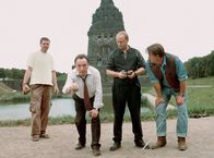 Tatort – Kurze Verschnaufpause bei den Ermittlungen: Die Kommissare Ehrlicher (Peter Sodann, Mitte links) und Kain (Bernd Michael Lade, rechts daneben) gönnen sich mit ihren Kollegen ein Boccia-Spiel in den Grünanlagen vor dem Leipziger Völkerschlachtdenkmal.