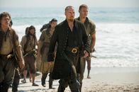 Black Sails – Captain Flint (Toby Stephens, vorne), Billy Bones (Tom Hopper, r.), Captain Vane und Blackbeard kehren gemeinsam nach Nassau zurück, um eine Mannschaft zu rekrutieren, die mit ihnen gegen die Briten Widerstand leistet ...