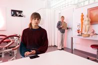 neoriginal: Bauchgefühl – Wird Lena (Laura Berlin, l.) den Abbruch durchführen? Dr. Roithner (Antje Lewald, r.) weiß, dass Lena nicht mehr viel Zeit bleibt.