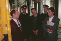Kommissar Rex – Olek Karenin (Krzysztof Majchrzak, mi.) wurde von zwei Polizeibeamten und Kommissar Richie Moser (Tobias Moretti, re.) verhaftet und wird dem Untersuchungsrichter (Wolfgang Michalek, li.) vorgeführt.