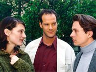In aller Freundschaft – MDR Fernsehen IN ALLER FREUNDSCHAFT FOLGE 151, "Leben für den Augenblick" Uhr. Mukoviszidosepatientin Kirsten (Amelie Bizer, links) hat ihren Lebenswillen verloren, und ihr Mann Peter (Olaf Rauschenbach, rechts) kann ihr nicht helfen. Achim Kreutzer (Johannes Steck) versucht, ihr das Selbstvertrauen wieder zurückzugeben, aber mit ungeahnten Folgen...