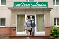 Arme Millionäre – Paul zeigt seiner Familie seine Neuerwerbung: Das "Hotel Pension Süden". Alle sind begeistert! Adina Gabriel (Andrea Sawatzki, li.), Sarah Gabriel (Maxi Warwel), Paul Gabriel (Sky du Mont), und Lilo Gabriel (Mavie Hörbiger, re.).