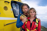 Die Bergretter – Nicht nur beruflich ein gutes Team: Katharina (Luise Bähr) und Markus (Sebastian Ströbel).