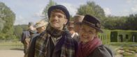 Theodosia – Henry (Frankie Minchella) und Maya (Julie Lamberton) verkleiden sich als älteres Ehepaar, um eine Auktion besuchen zu können. Sie suchen den Opal.