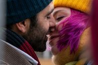 WIR – Emre (Erol Afsin) holt Katha (Bineta Hansen) vom Bahnhof ab.