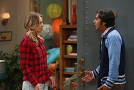 The Big Bang Theory – Während Leonard von Sheldon bestraft wird, wäscht Penny (Kaley Cuoco, l.) Rajs (Kunal Nayyar, r.) Ex-Flamme den Kopf und löst damit eine verhängnisvolle Kettenreaktion aus ...