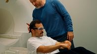 Terra X: Liebe – Alexander (Liegend) wird von Neurobiologe Professor Doktor Andreas Bartels (r.) ins MRT geschoben, um in seinem Gehirn nach Signalen der Liebe zu suchen.
