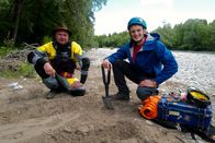 CheXpedition – Gregor erklärt Checker Julian (rechts) alles zum Thema Flusslauf.