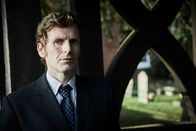 Der junge Inspektor Morse – Der Fund eines weiteren Mordopfers in einer Kirche stellt Inspektor Morse (Shaun Evans) vor neue Herausforderungen. Nun folgt der Ermittler den Spuren eines erbarmungslosen Serienkillers.