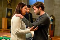 Grey's Anatomy – L-R: Myrna Schmitt (Michelle Gardner), Dr. Nico Kim (Alex Landi) und Dr. Levi Schmitt (Jake Borelli)