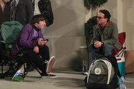 The Big Bang Theory – Noch haben Leonard (Johnny Galecki, r.) und Howard (Simon Helberg, l.) die Hoffnung nicht aufgegeben, Karten für die langersehnte Version des Indiana Jones-Films "Jäger des verlorenen Schatzes" zu bekommen ...