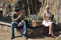 Alles Klara – Klara (Wolke Hegenbarth, r.) unternimmt mit ihrem Nachbarn Thomas Wolff (Alex Milo, l.) einen Picknick-Ausflug ins Grüne. Sie besichtigen die Höhlenwohnungen in Langenstein.