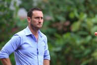 Death in Paradise – Karl Slater (Will Mellor) trauert um seinen Freund Jake. Doch wusste er als enger Vertrauter und Arzt des Opfers mehr über Jake, als er zugeben möchte?