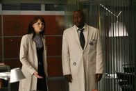 Dr. House – House hat Dr. Robert Chase gefeuert. Dr. Eric Foreman (Omar Epps, r.) und Dr. Allison Cameron (Jennifer Morrison, l.) stellen ihn zur Rede ...