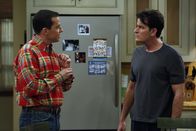Two and a Half Men – Weil Charlie (Charlie Sheen, r.) Chelsea nicht von der Herzlosigkeit seiner Mutter überzeugen kann, versucht er, Alan (Jon Cryer, l.) und Jake dafür anzuwerben, doch das ist bereits zu spät ...