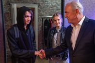 The Bank Hacker – Alidor Van Praet (Gene Bervoets, r.) möchte Jeremy (Tijmen Govaerts, l.) unbedingt in seiner Bande aufnehmen. Alidors Tochter Ada (Ella-June Henrard, M.) ist davon auch begeistert.