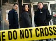 Elementary – Müssen in Chinatown einen Mordfall aufdecken: Sherlock Holmes (Jonny Lee Miller, l.), Joan Watson (Lucy Liu, M.) und Captain Tommy Gregson (Aidan Quinn, r.) ...