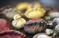 Zu Tisch mit Lucie - Kitchen Hacks – Lucie färbt Teigtaschen mit natürlichen Zutaten wie Kurkuma, Spirulina und rote Beete.