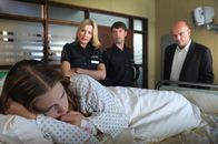 Notruf Hafenkante – Melanie (Sanna Englund, 2.v.l.) und Mattes (Matthias Schloo, 2.v.r.) befragen Melissa (Laura Berlin, l.), die Tochter des Schuldirektors Wiesenrath (Alexander Radzun, r.), die wegen Medikamentenmissbrauchs an der Schule zusammengebrochen ist.