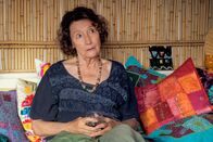 Vorstadtweiber – ARD VORSTADTWEIBER, neue Serie mit 10 Folgen, Folge 415 Uhr im Ersten. Anna (Gertrud Roll) erpresst ihren Enkel Simon mit den kompromittierenden Fotos mit Waltraud.