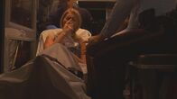 Ein perfekter Mord – Aurore recovers after narrowly surviving a car crash.