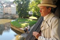 Die Heimkehr – Frisch in Gerbersau angekommen, genießt August Staudenmeyer (August Zirner) bei einem Spaziergang den lange vermissten und nun wiedergefunden Anblick des vertrauten Ortes.
