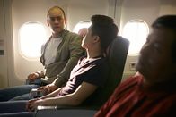 Mayday - Alarm im Cockpit – REENACTMENT - Passagier Ben Levy (gespielt von Nicolas Van Burek) wird nervös, als er beim Anflug auf den Flughafen von San Francisco bemerkt, dass der Asiana-Flug 214 niedriger als gewöhnlich fliegt. (Cineflix International Media/Ian Watson)